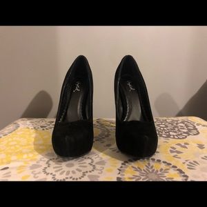 Women’s black pumps